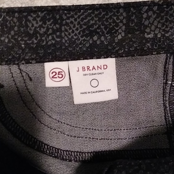 FAB Glossy Women's JBrand Blk Snake Embossed Denim Pant Sz25 - Picture 4 of 5